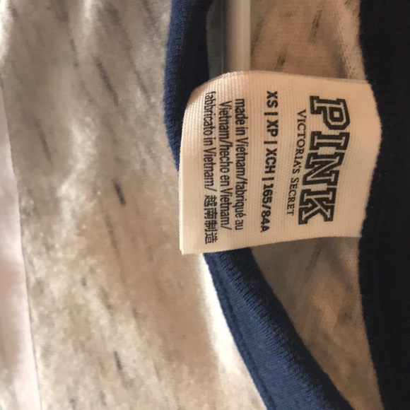 A pink t-shirt - Picture 3 of 3